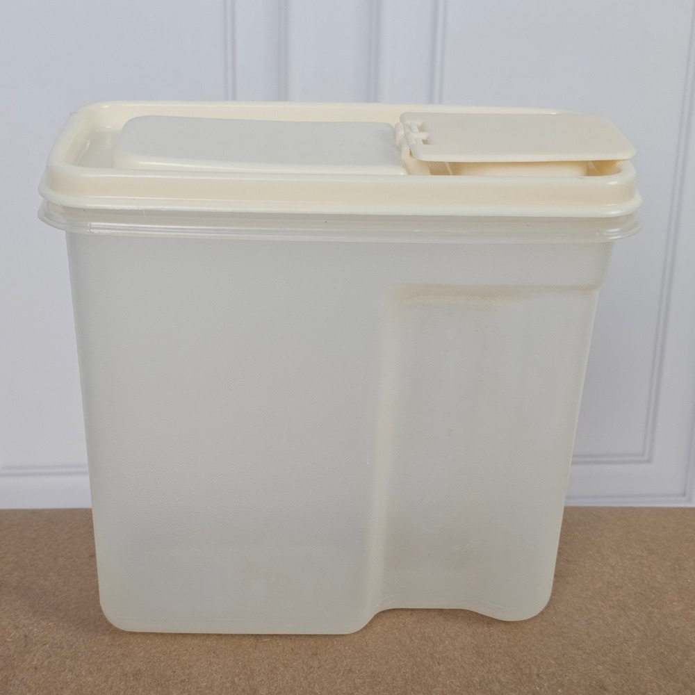 Rubbermaid Servin Saver 4 Cup 940mL Cereal Dry Food Storage Container Flip Lid